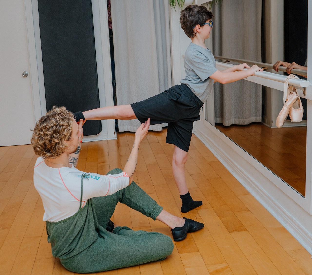 Un pédagogue de ballet accompagne une élève au studio