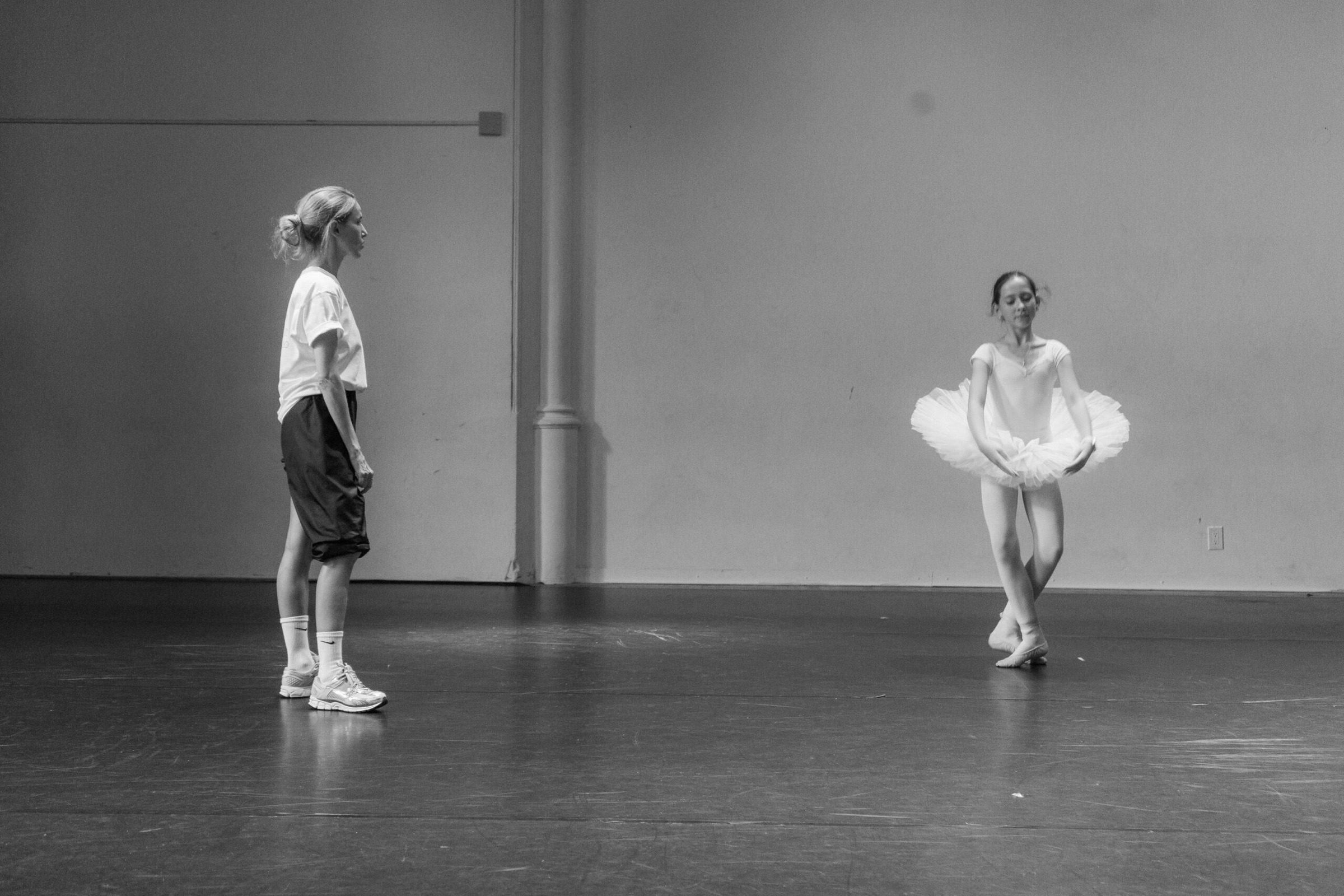 Une danseuse répète avec un pédagogue à T&Y Ballet Studio