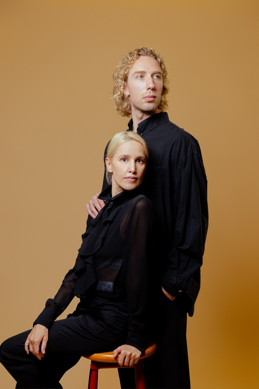 Sabina Yapparova 与 Konstantin Tkachuk 的双人棚拍肖像。